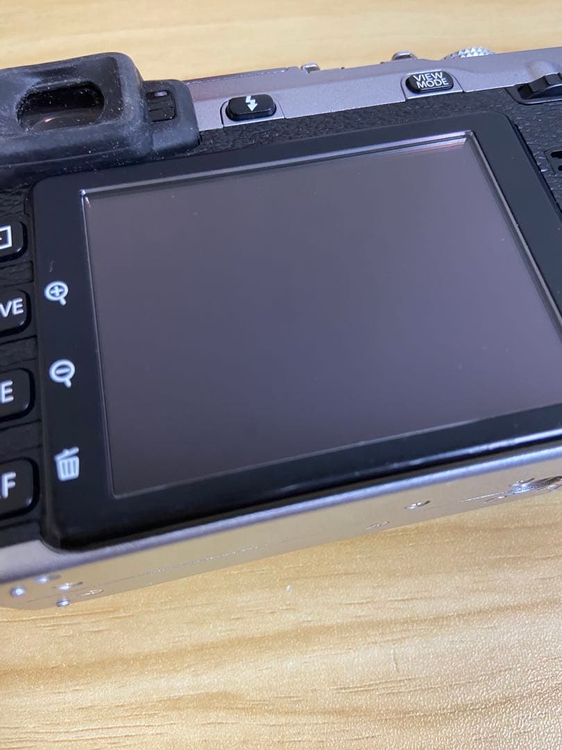 。富士フイルム　X-E1 シルバー　デジカメ