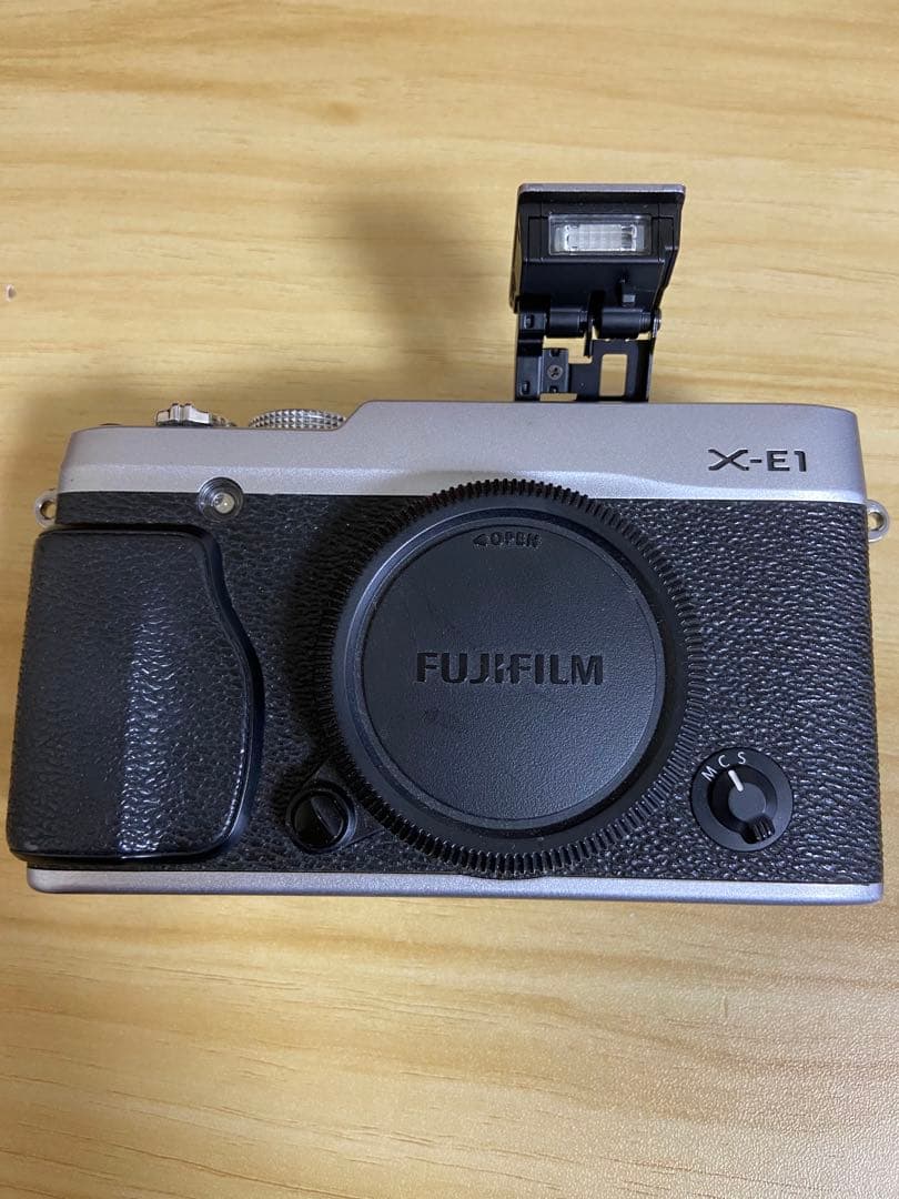 。富士フイルム　X-E1 シルバー　デジカメ