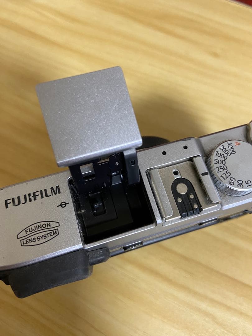 。富士フイルム　X-E1 シルバー　デジカメ