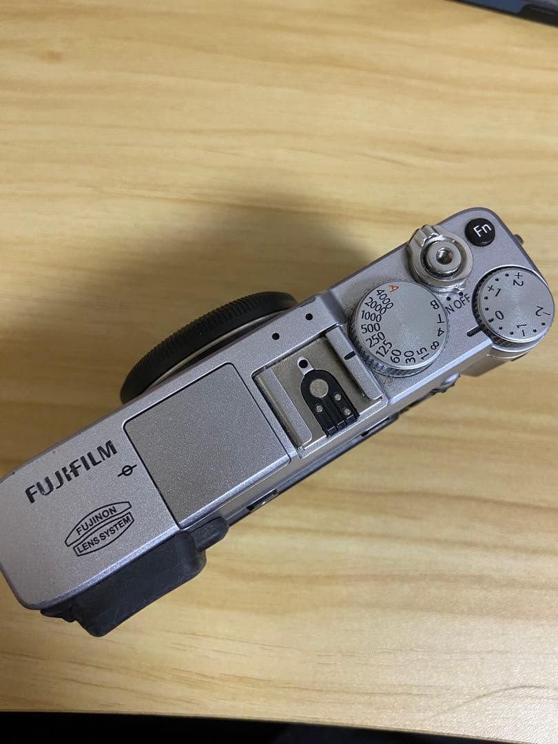 。富士フイルム　X-E1 シルバー　デジカメ