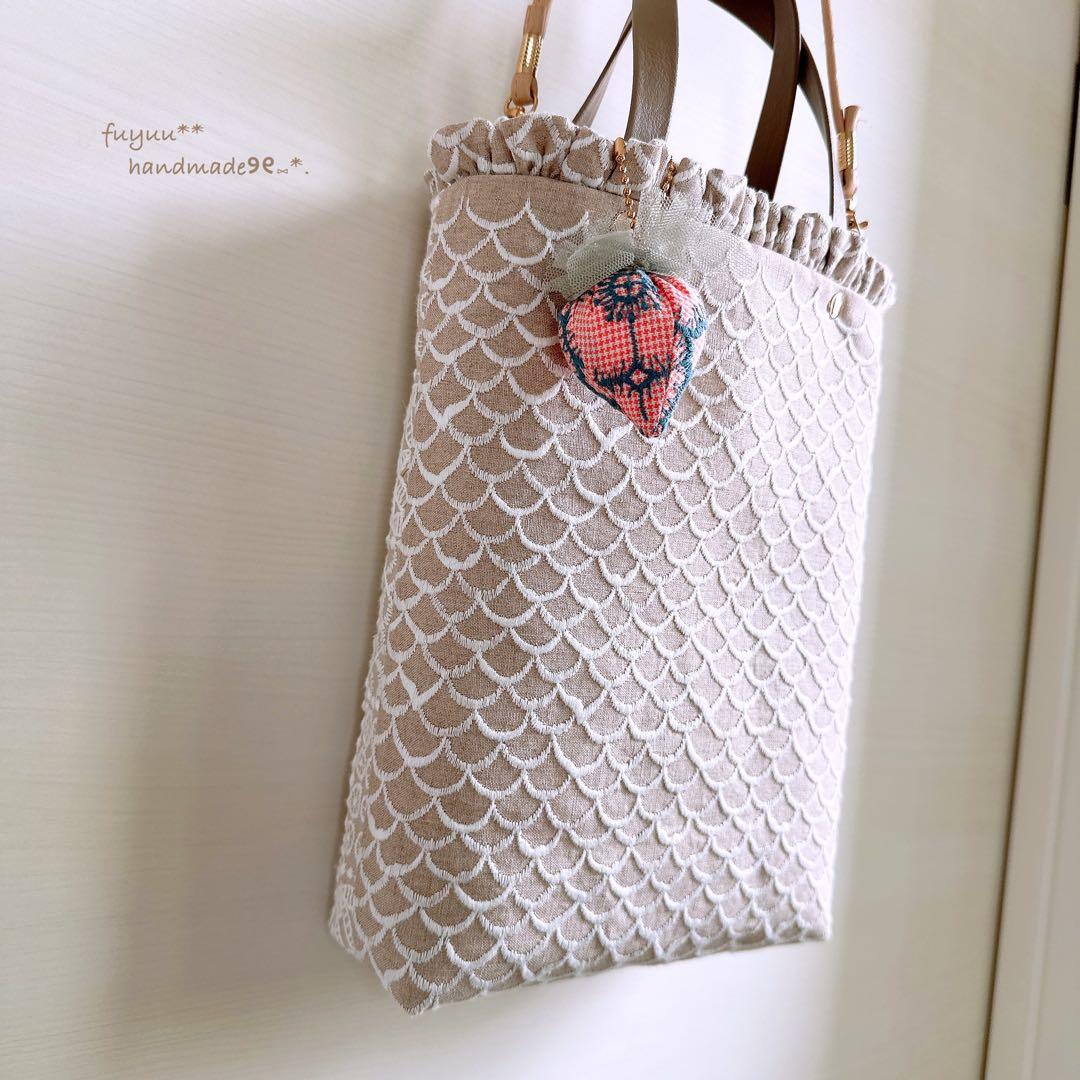 ハンドメイドꕤ︎︎控えめフリルのトートバッグ mermaid white チャーム付