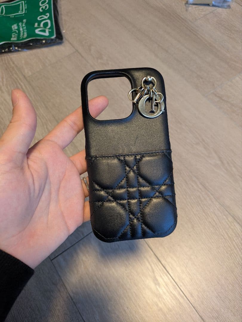dior iPhone16 ケース チャーム付き