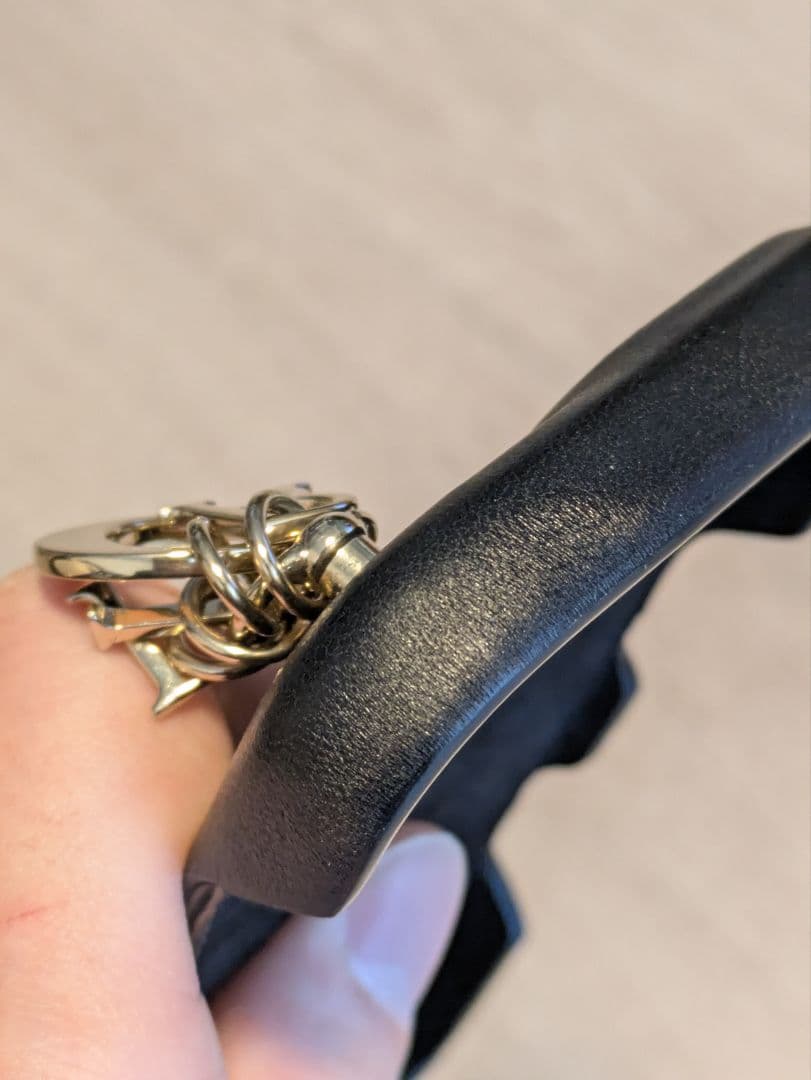 dior iPhone16 ケース チャーム付き