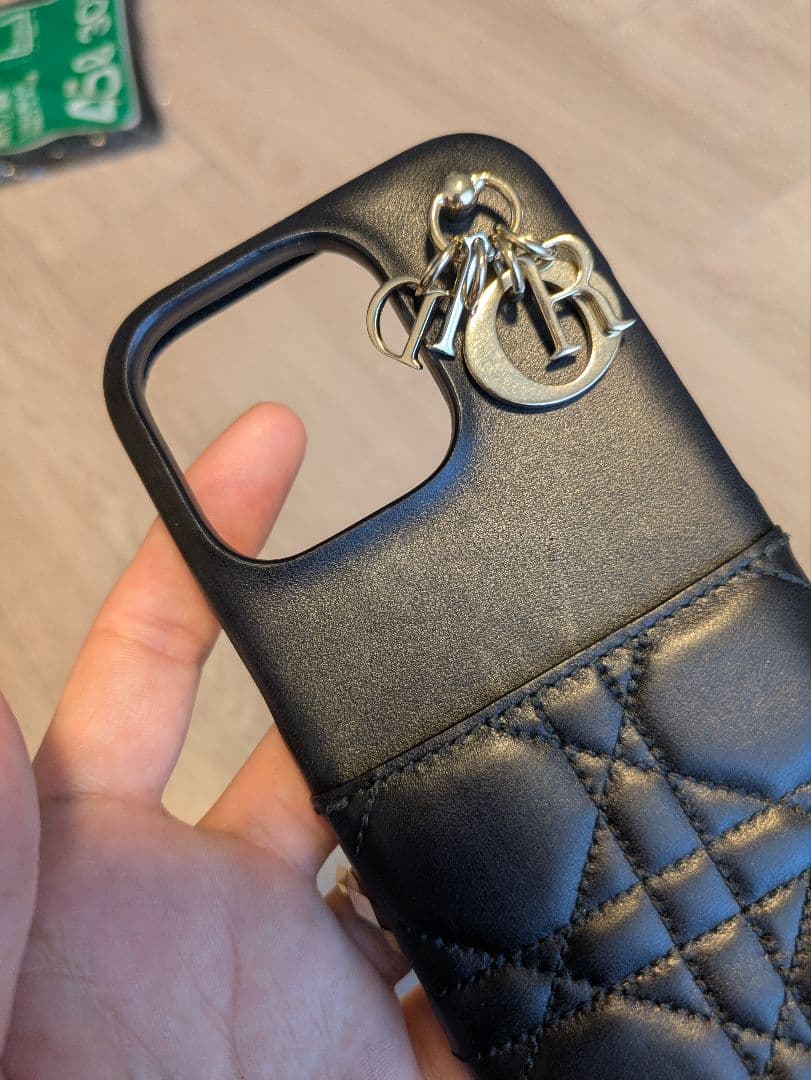dior iPhone16 ケース チャーム付き