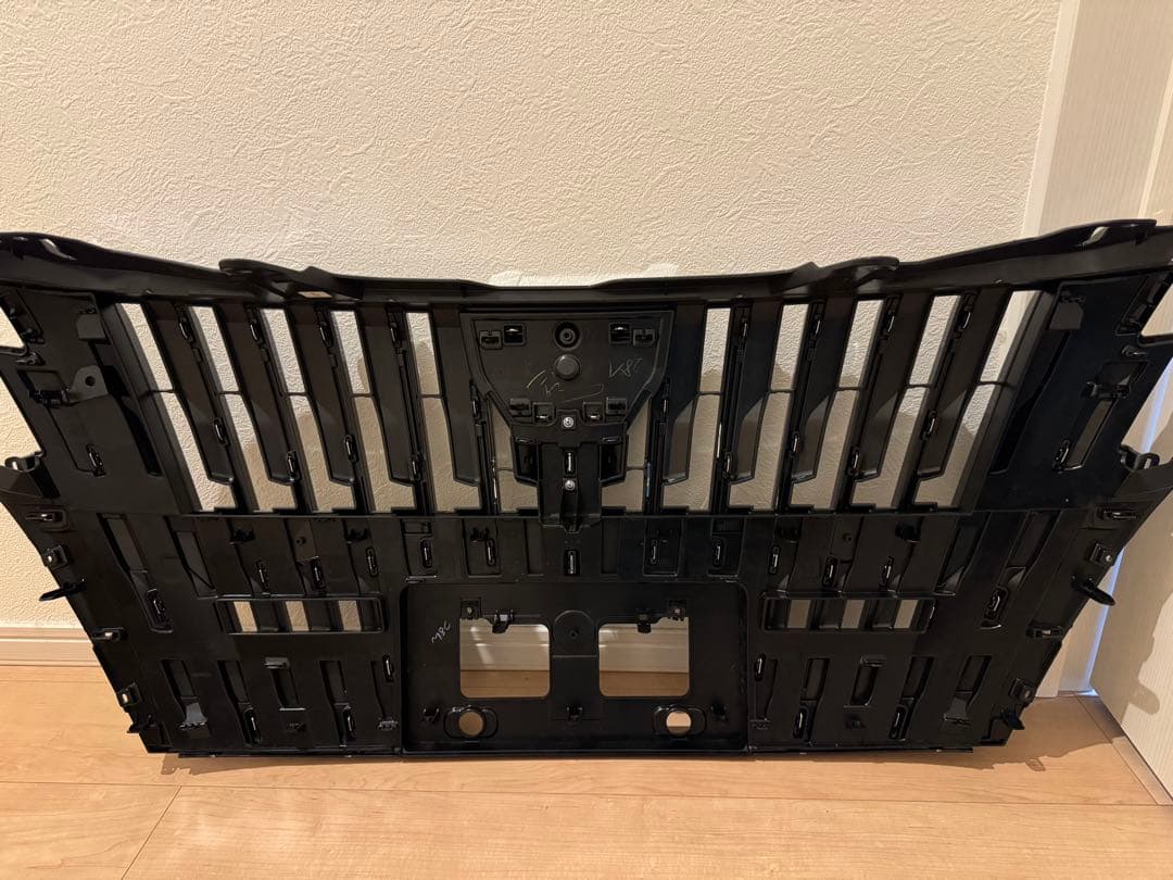 新しいフロントグリル ブラック/シルバー