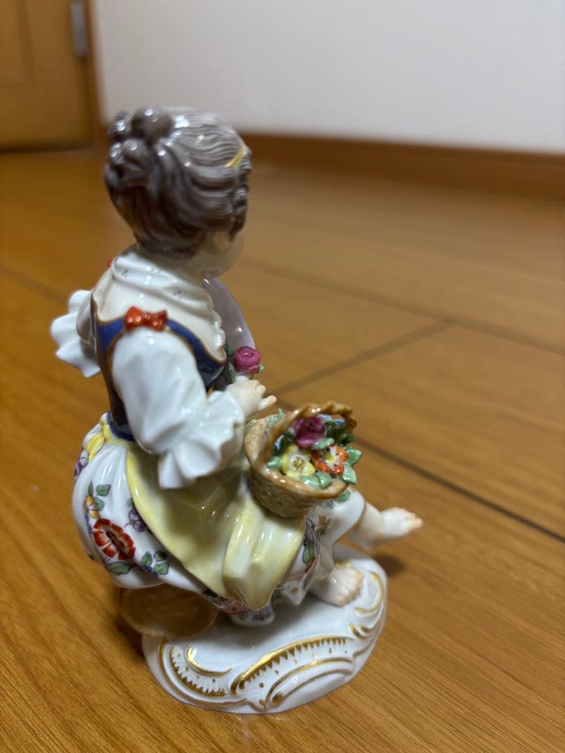 マイセン 花かごを持つ女性