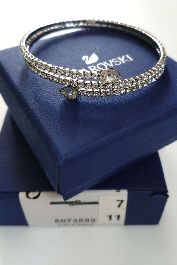 スワロフスキー　twisty バングル　クリスタル