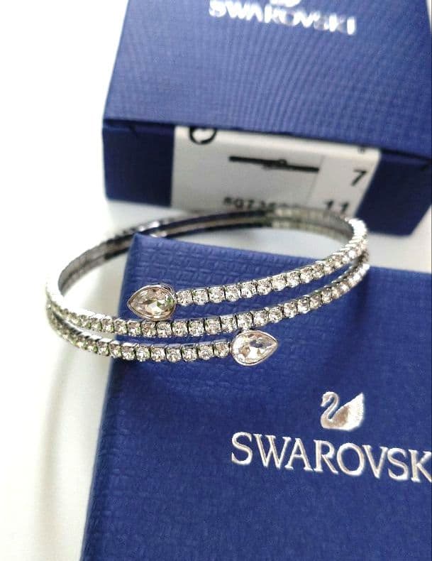 スワロフスキー　twisty バングル　クリスタル