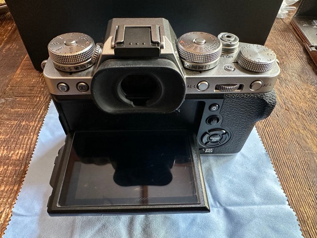 Fujifilm X-T3ミラーレスカメラ18-55㎜レンズハーフレザーケース付