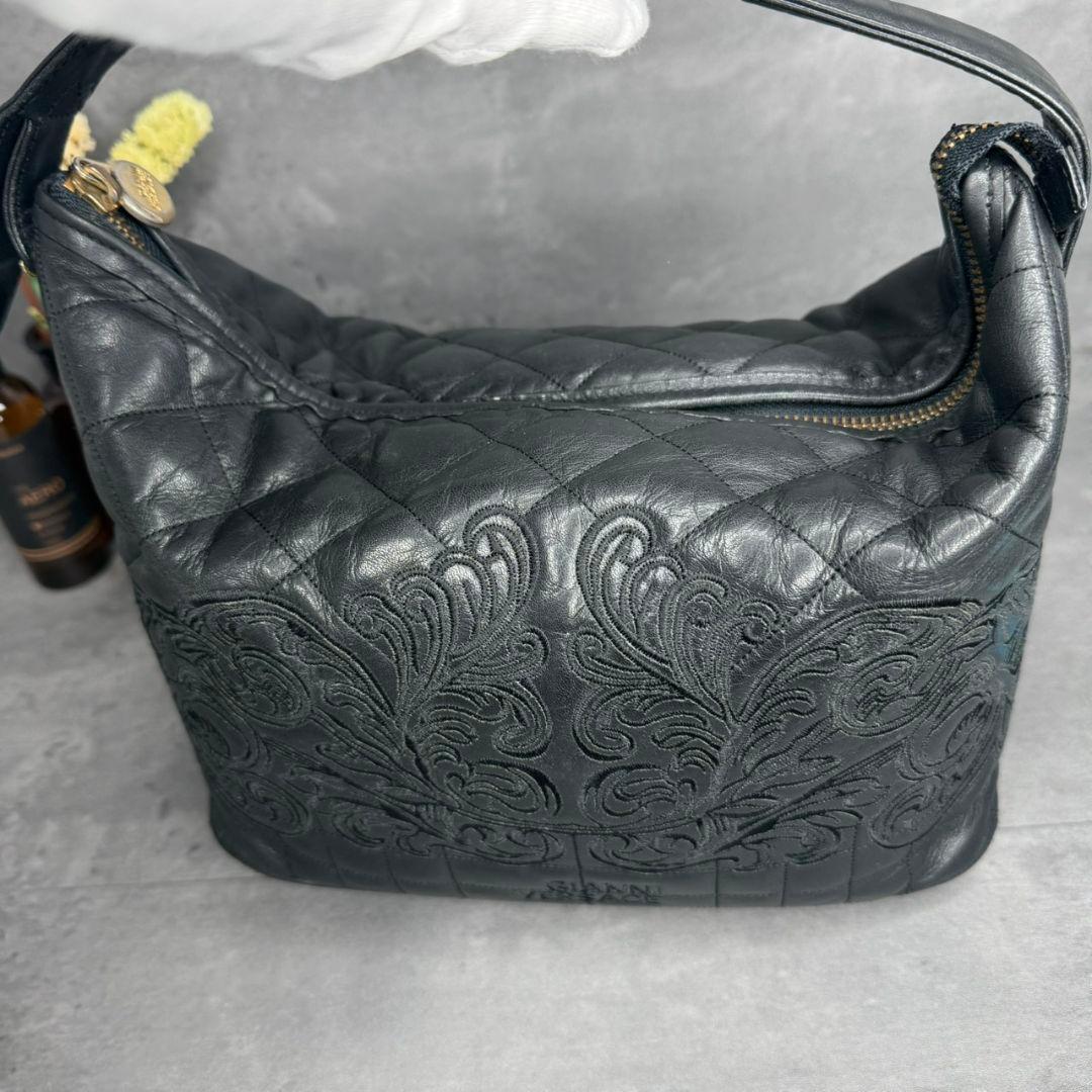 ジャンニヴェルサーチ サンバースト 刺繍 キルティング バニティバッグ 黒