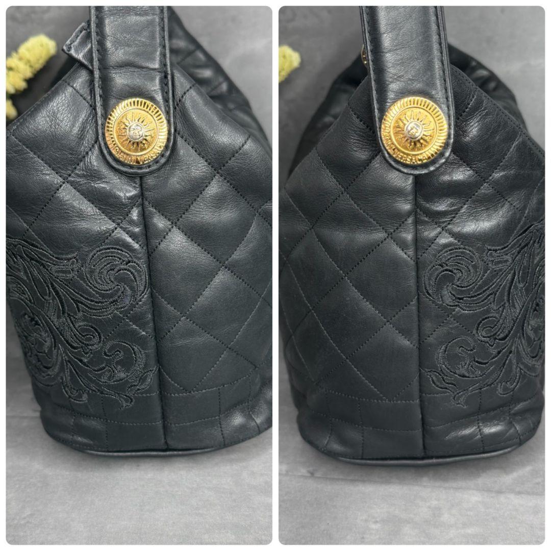 ジャンニヴェルサーチ サンバースト 刺繍 キルティング バニティバッグ 黒