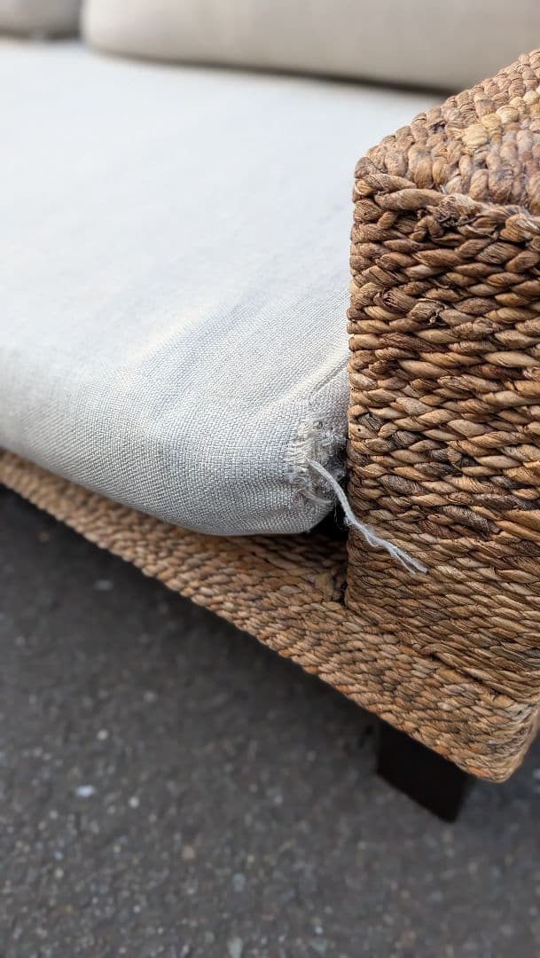 ②【写真左側】KAJA FARGO/オミソファ 3人がけ