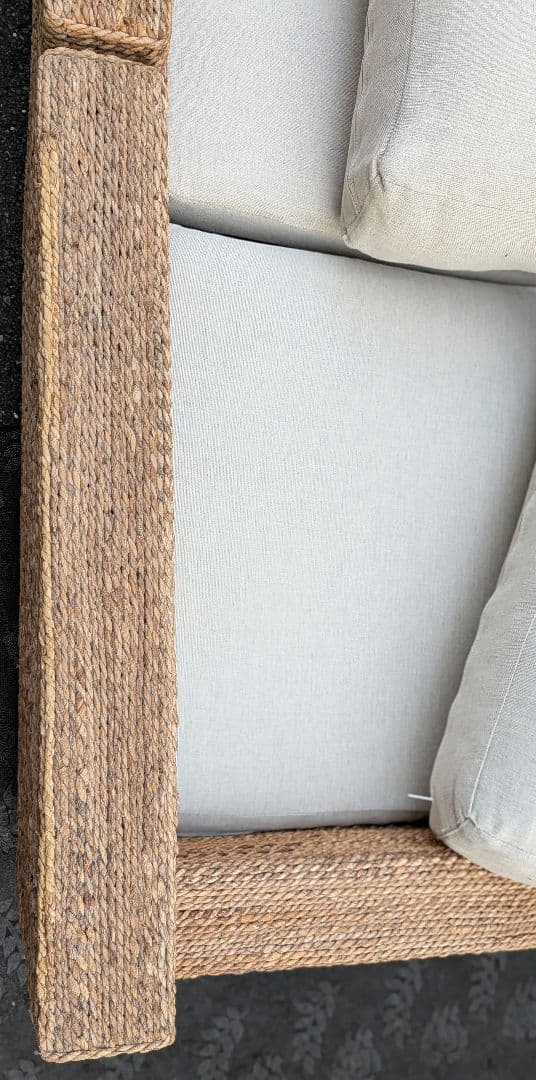 ②【写真左側】KAJA FARGO/オミソファ 3人がけ