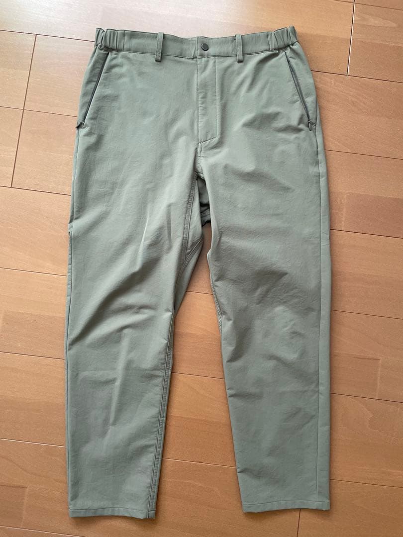 NEW BALANCE MET24 SLIM TAPERED FITパンツカーキ