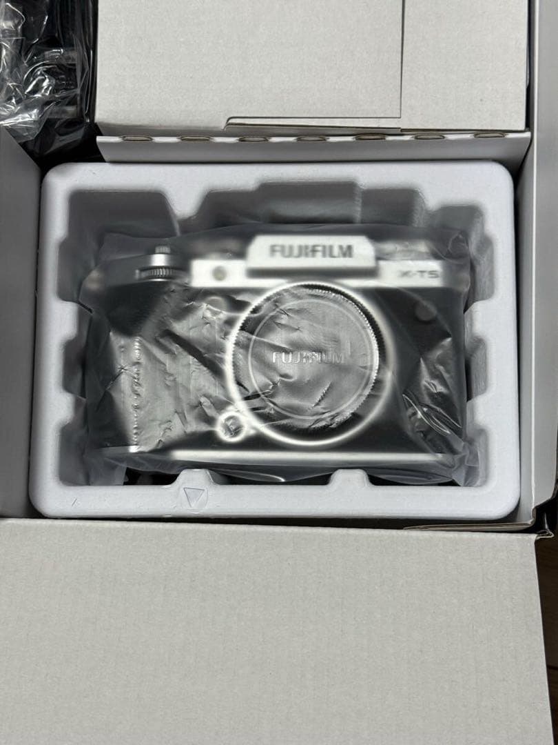【新品】富士フイルム X-T5 ボディ シルバー 保証27年1月まで残