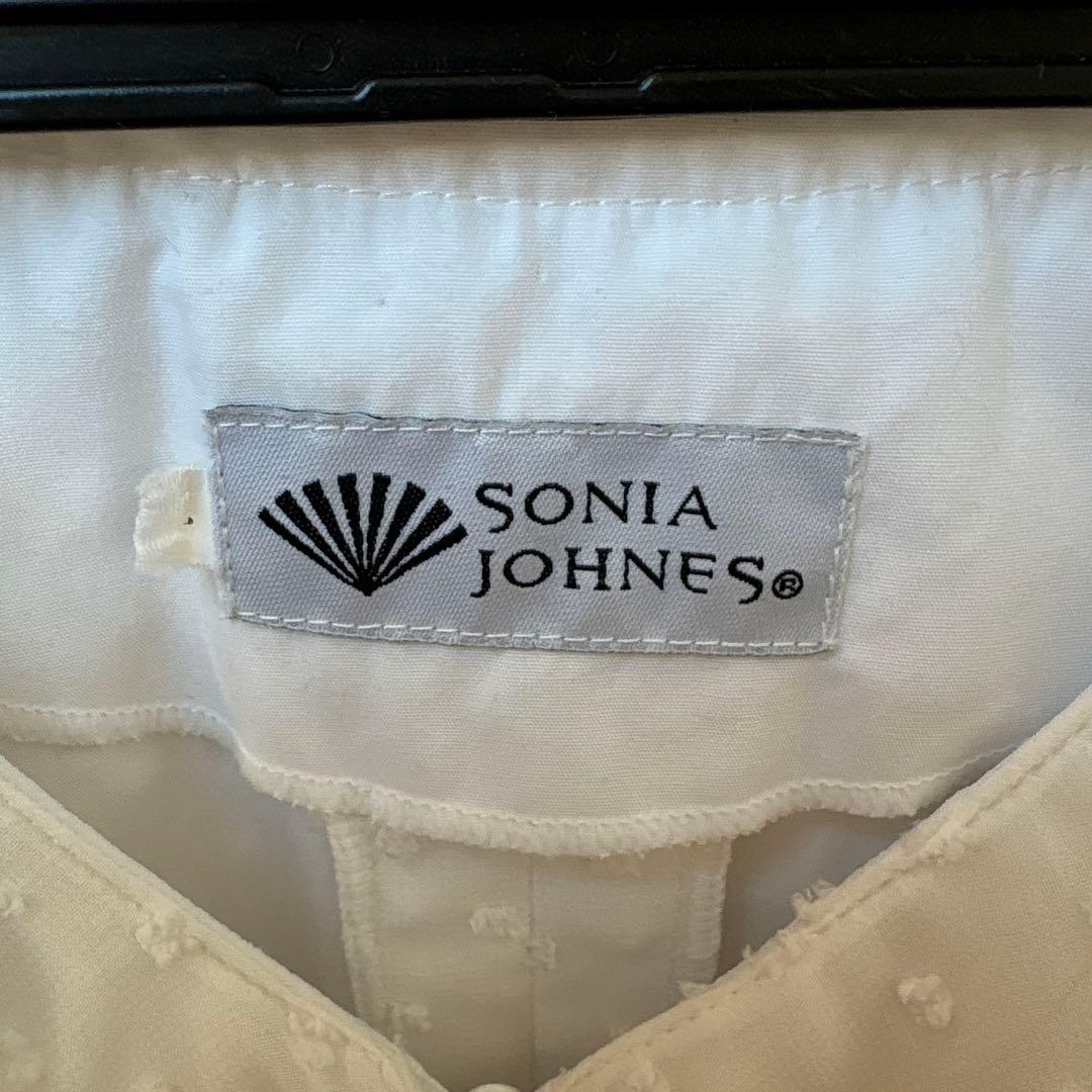 ソニアジョーンズ　フリル付きホワイトブラウス