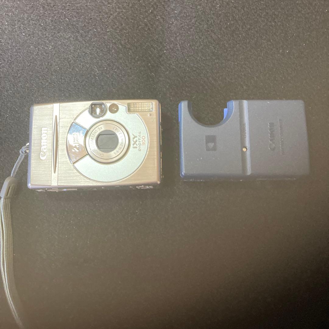 Canon IXUS 100 IS シルバー バッテリーパック付き　　　中古