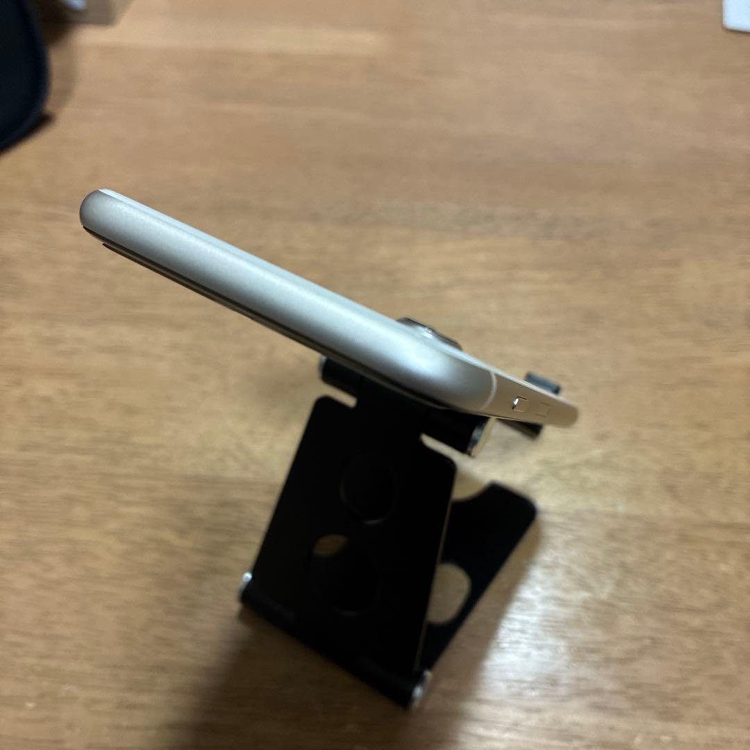 美品　iPhone se3 64GB バッテリー100%