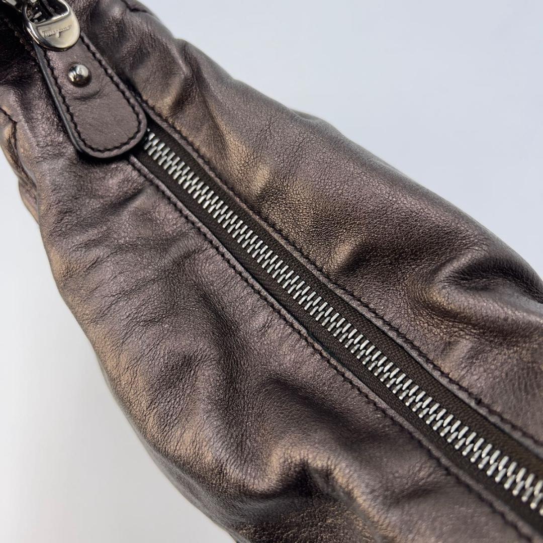 Salvatore Ferragamo ワンショルダーバッグ メタリックレザー