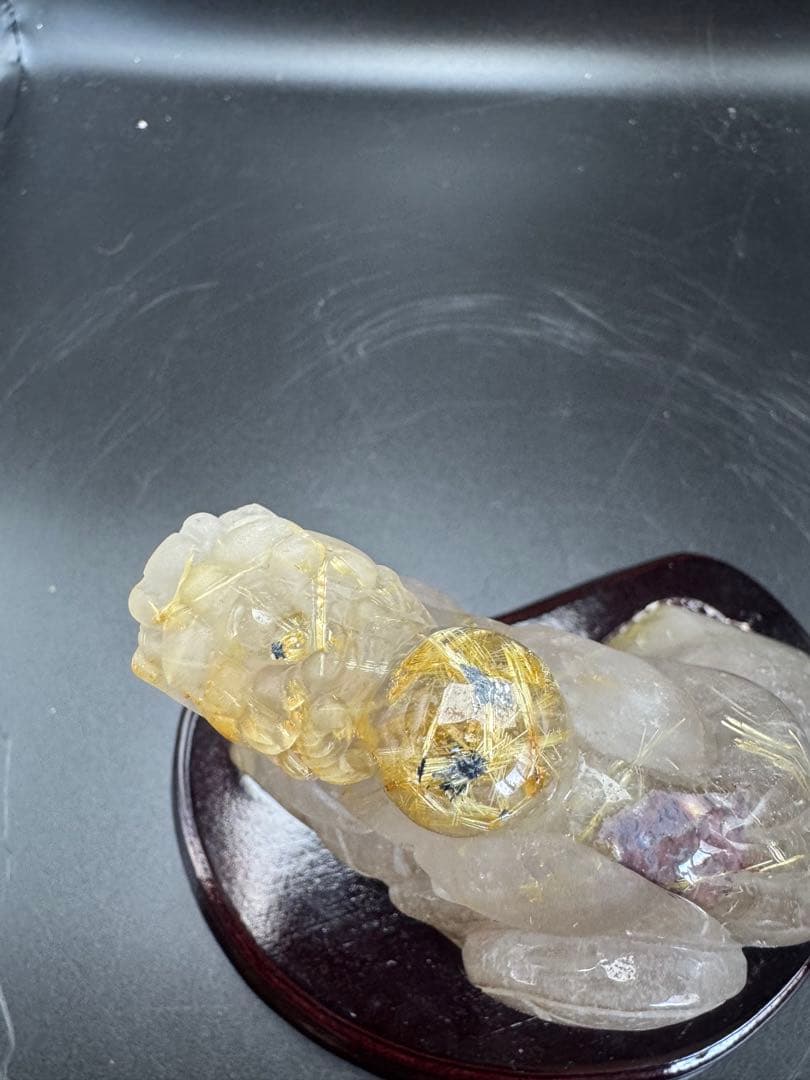 ルチルクォーツ貔貅彫り　天然石　台座付き