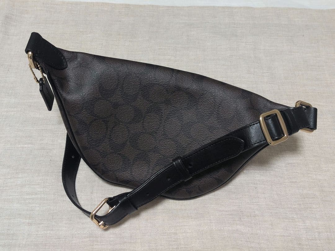 COACH ボディバッグ シグネチャー柄