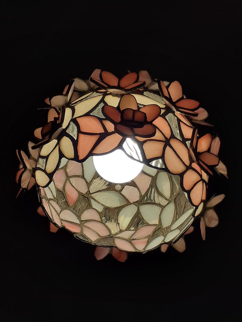 春にぴったりの艶やかで桜の花びらを散りばめた様な可愛らしいペンダントライト