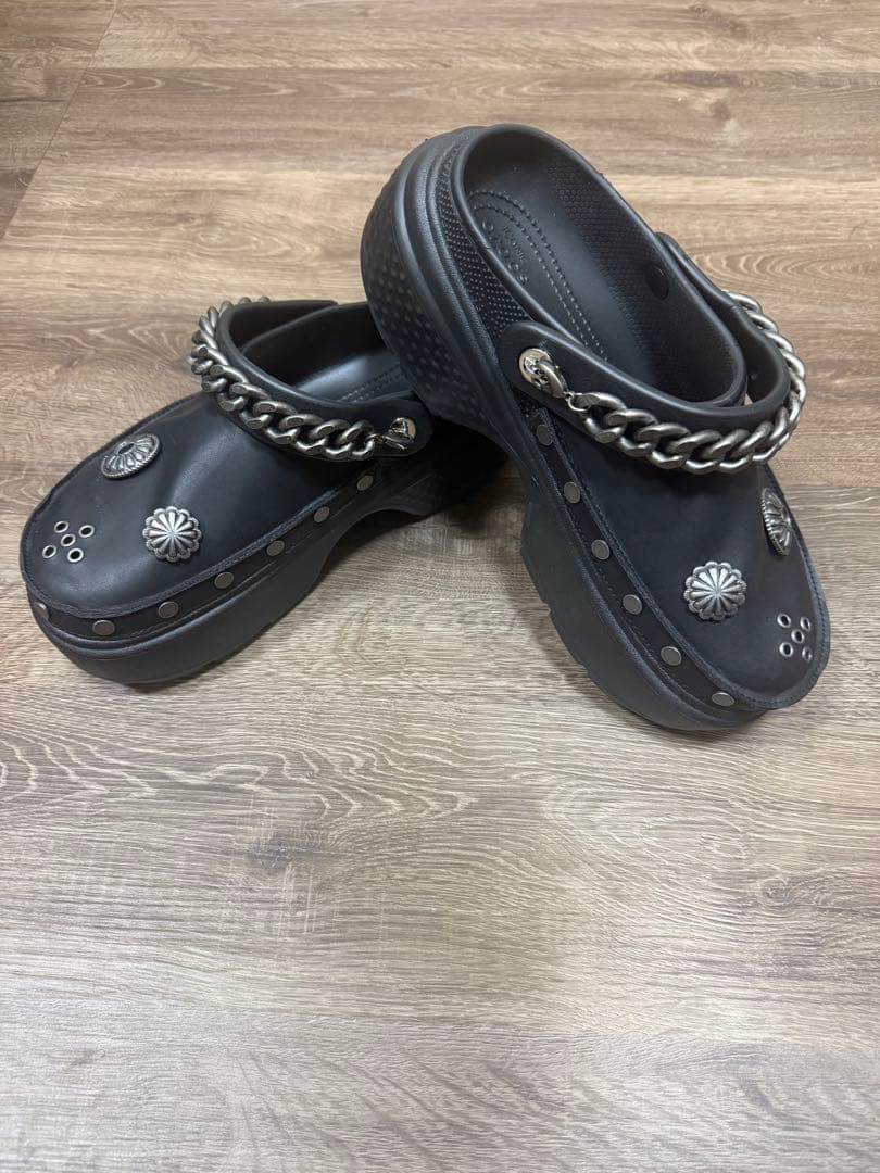 Crocs ブラック クロッグサンダル メタルチェーン付き