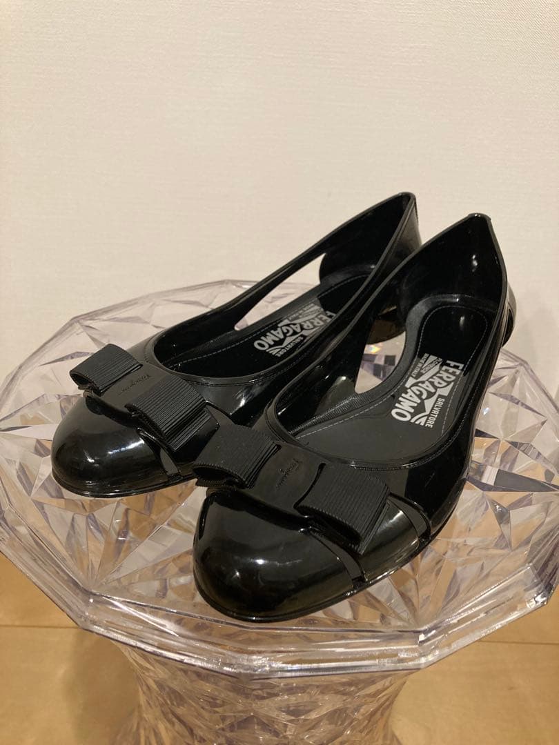 【FERRAGAMO】 ブラック フラットシューズ