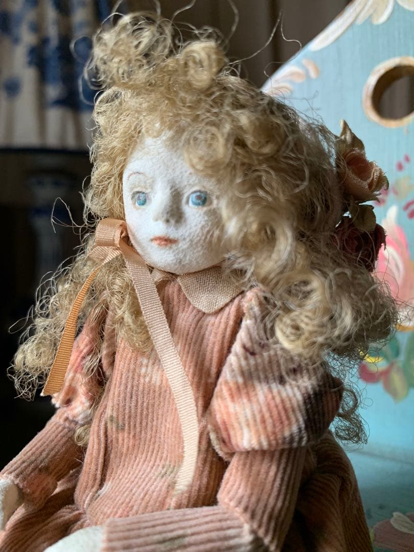 イギリス製アンティーク　女性作家の赤毛のアンの人形！ずっーと座ってますが可愛い！