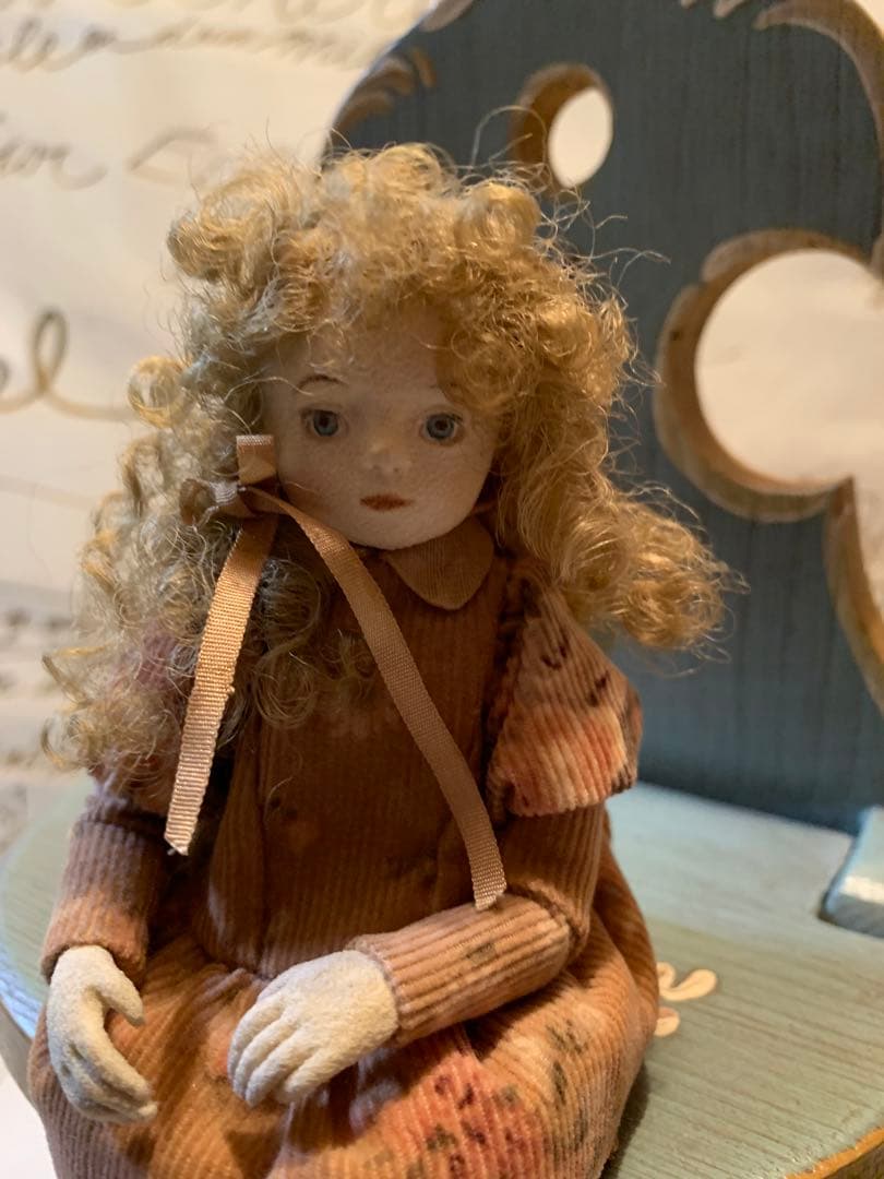 イギリス製アンティーク　女性作家の赤毛のアンの人形！ずっーと座ってますが可愛い！