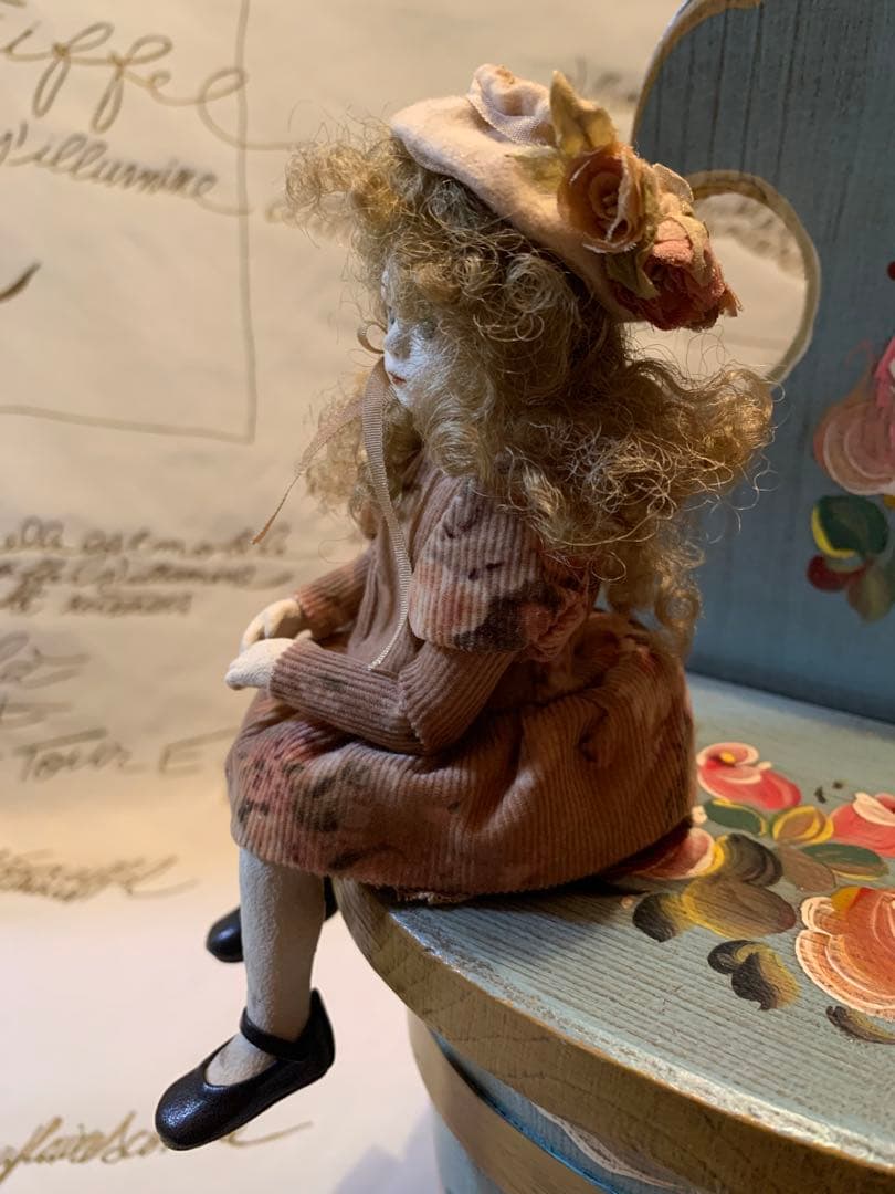 イギリス製アンティーク　女性作家の赤毛のアンの人形！ずっーと座ってますが可愛い！