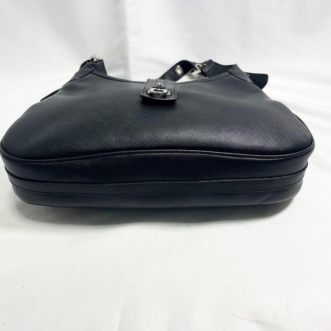 サルヴァトーレフェラガモ ガンチーニ 金具 ワンショルダー 大容量 多機能 黒