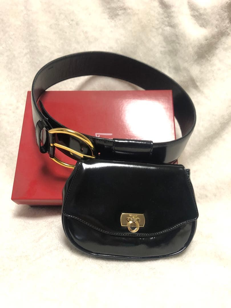 Salvatore ferragamo ガンチー二エナメルウエストポーチ。