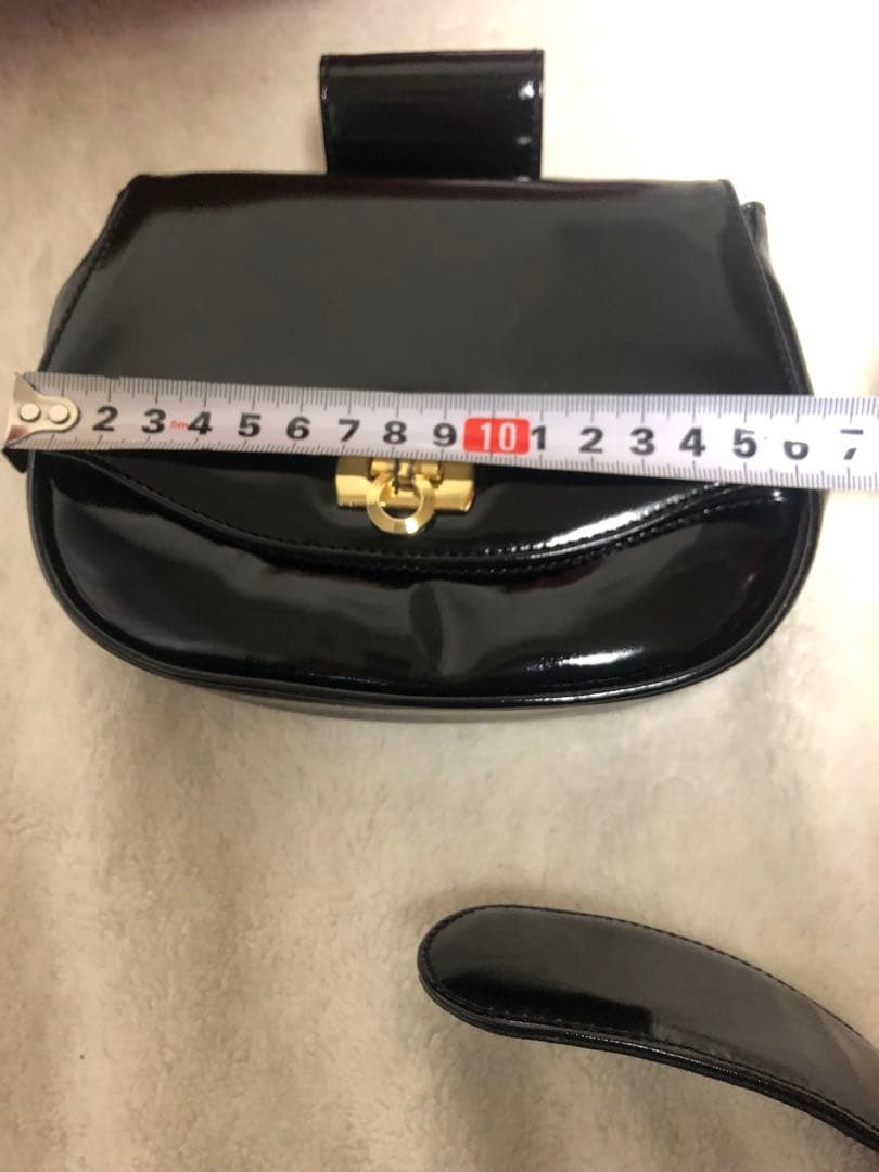 Salvatore ferragamo ガンチー二エナメルウエストポーチ。