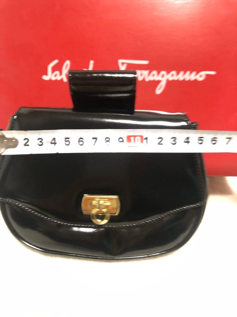 Salvatore ferragamo ガンチー二エナメルウエストポーチ。