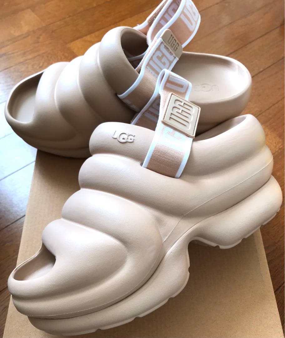 UGG アーイヤーaww yeahベージュ　driftwood スポーツ 厚底