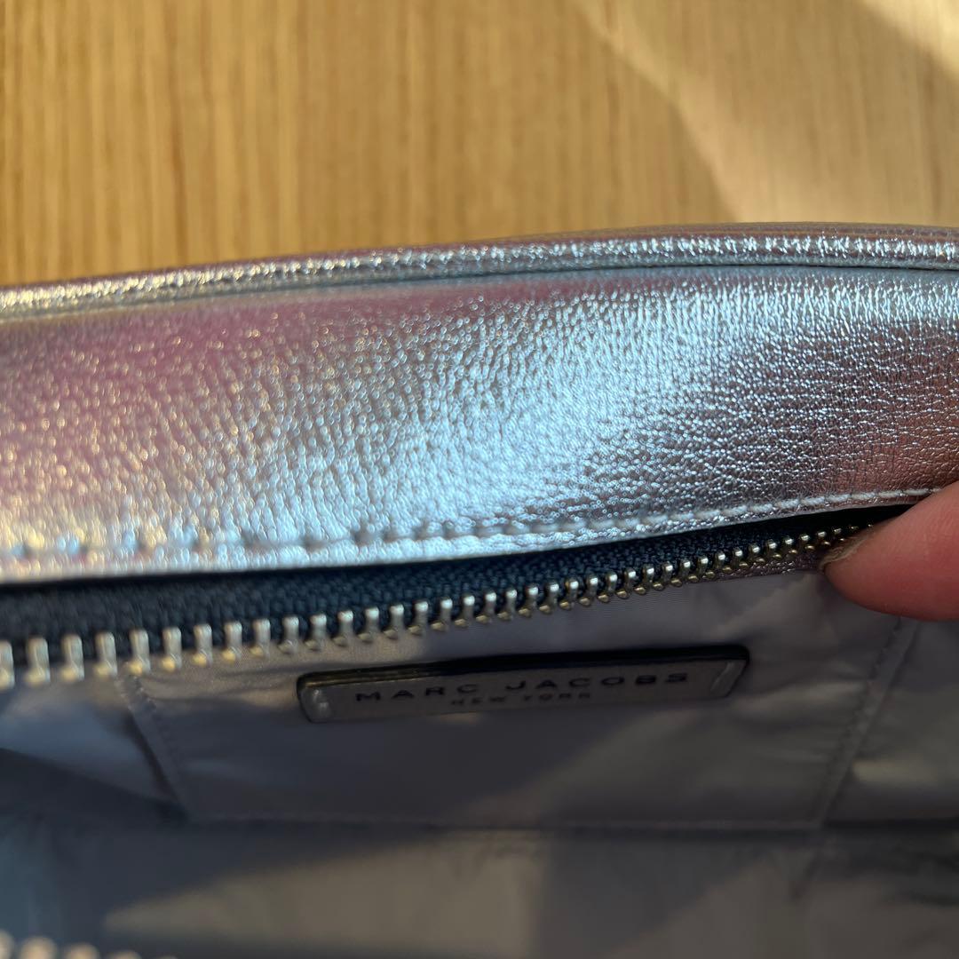 MARC JACOBS シルバー カメラバッグ