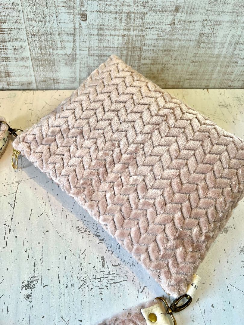 ロラライハリス♡ジグザグピンクファー生地♡刺繍のショルダーバッグ♡