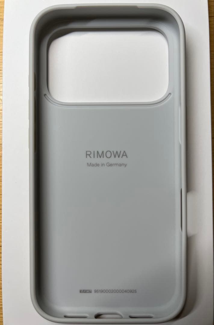 RIMOWA アルミニウム iPhone17Pro用ケース