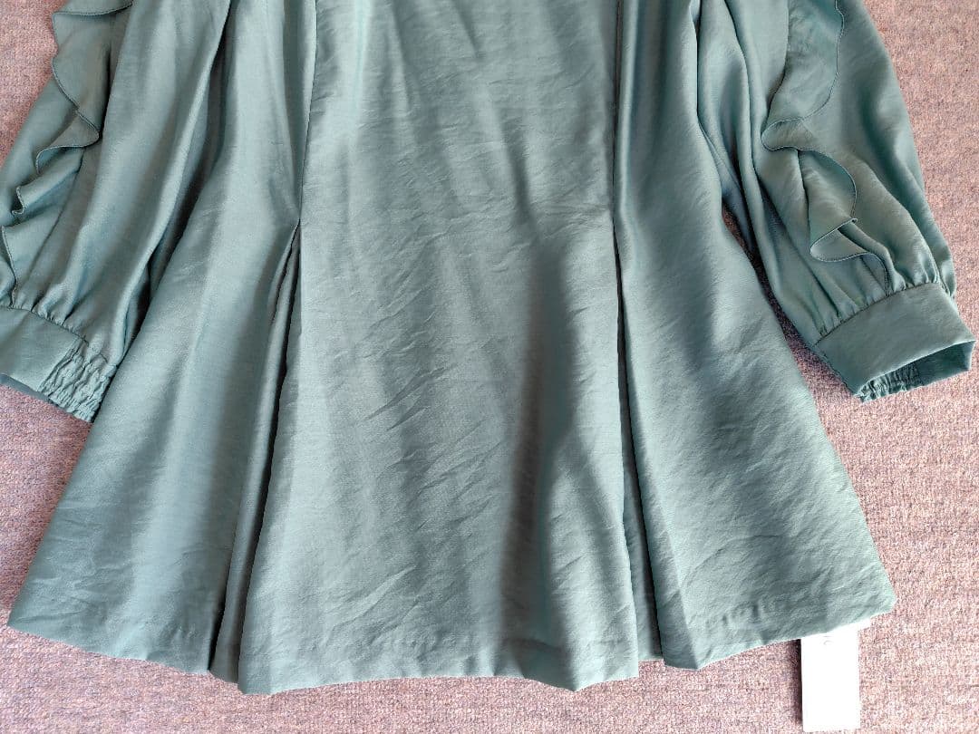 大きいサイズ新品TO BE CHIC　フリルスリーブ ブラウス46緑45100円