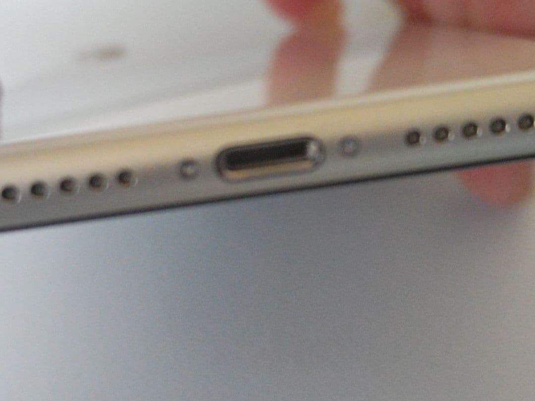 ☆超美品☆　iPhone SE (第3世代) ホワイト 　64GB　おまけ付き