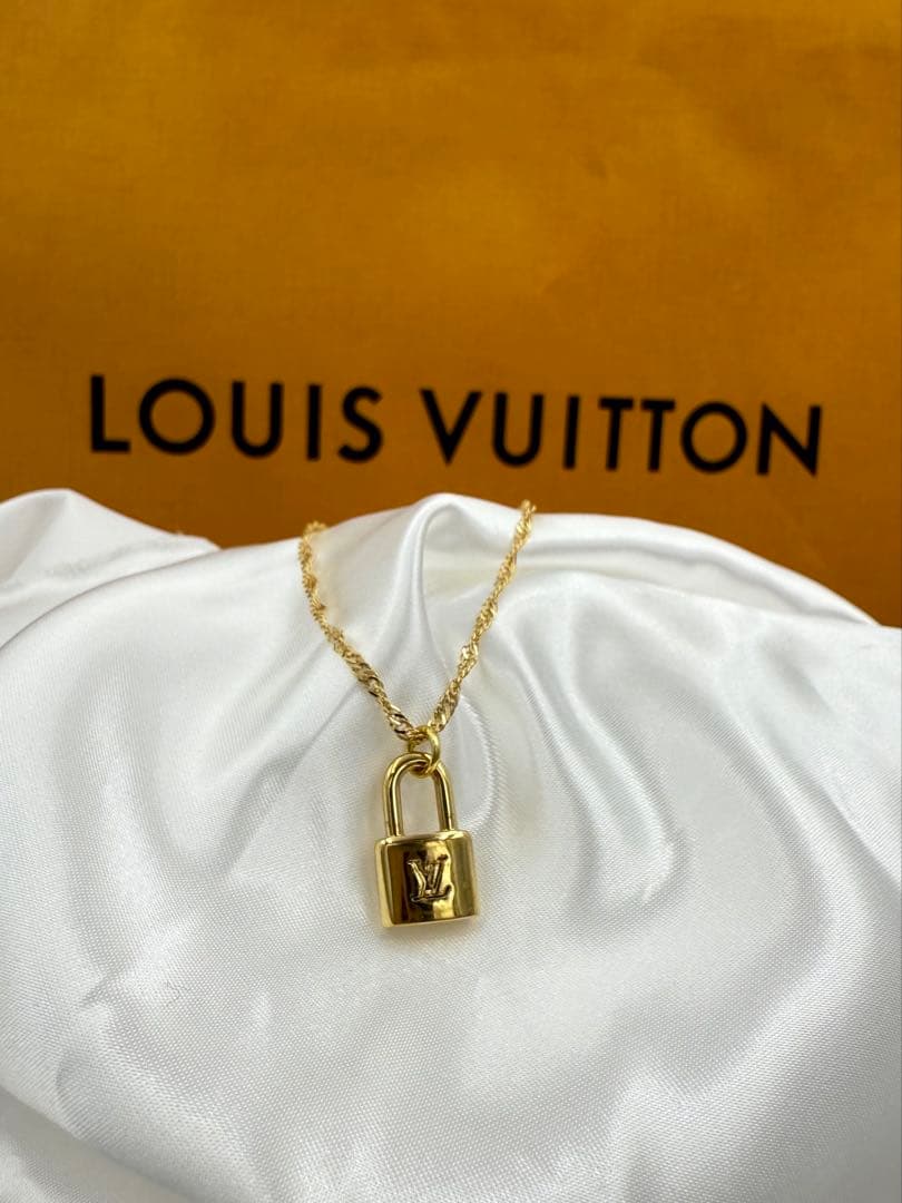 LOUISVUITTON ルイヴィトン　パーツ　アクセサリー　ロゴ　ミニ　美品