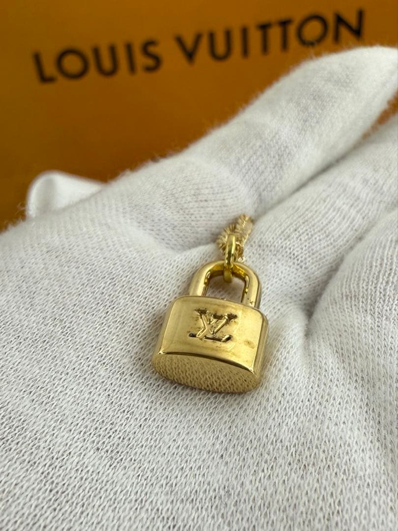 LOUISVUITTON ルイヴィトン　パーツ　アクセサリー　ロゴ　ミニ　美品