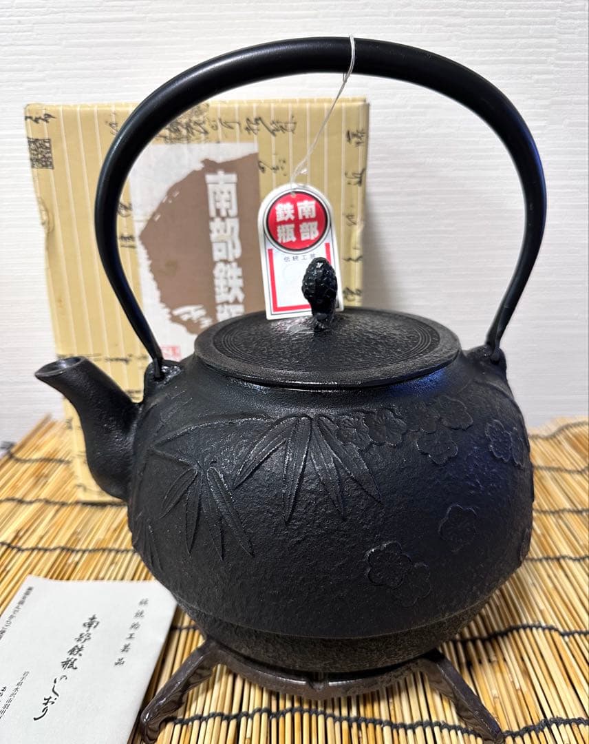 未使用品、付属品付　南部運南堂 鍋元造　松竹梅　２８型　大型鉄瓶　南部鉄瓶