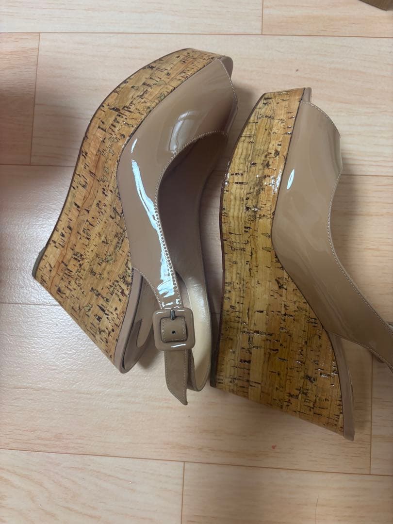 Christian Louboutin ベージュ サンダル