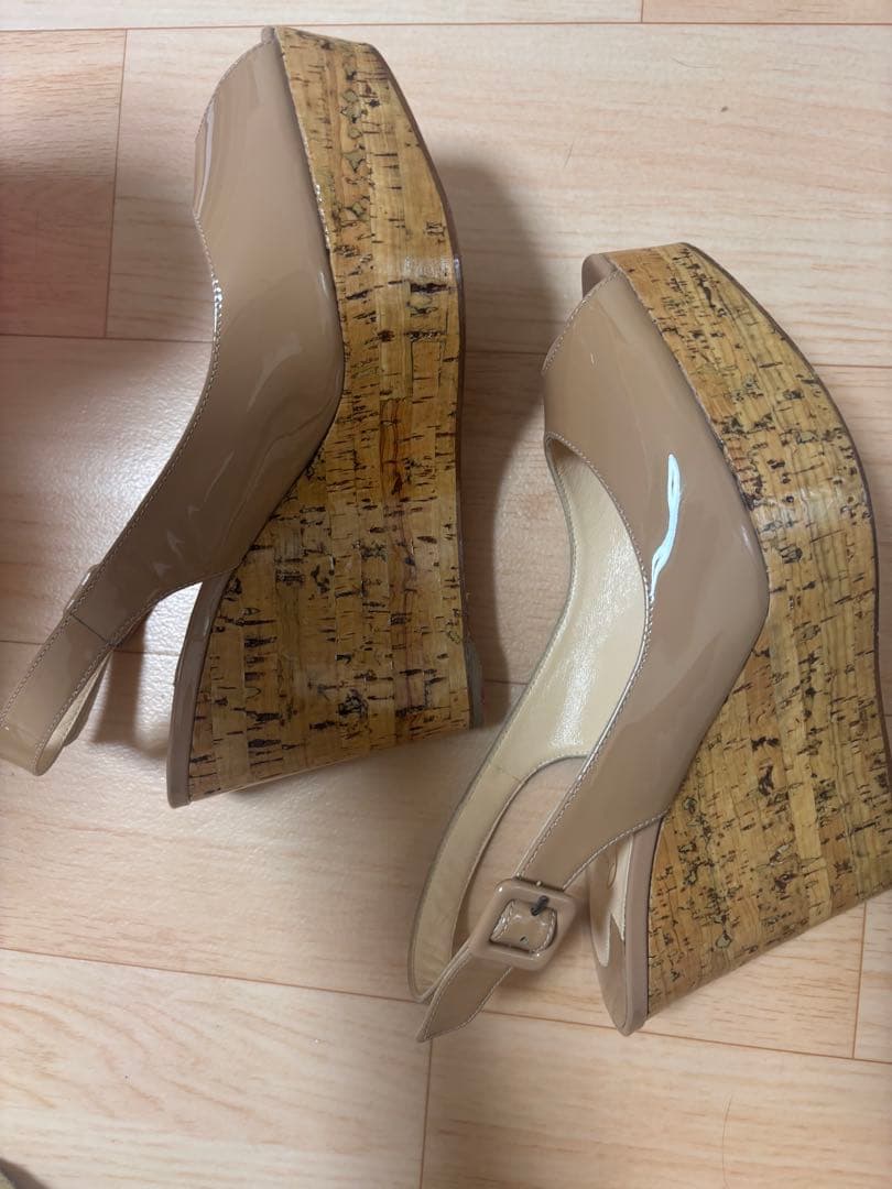 Christian Louboutin ベージュ サンダル