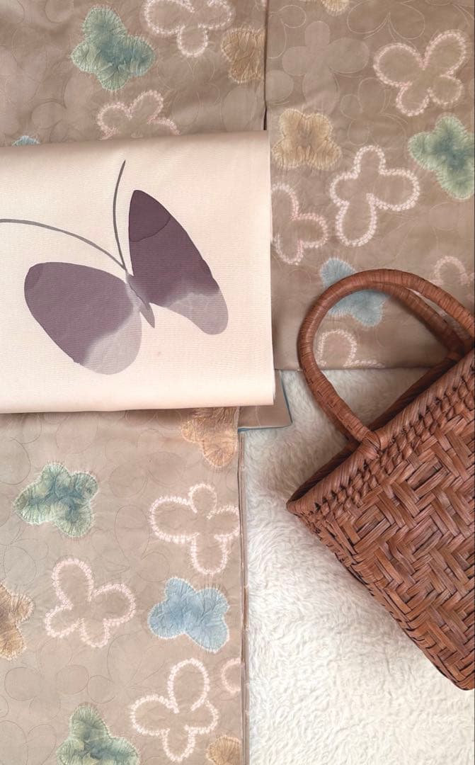 可愛いミルクティーにくすみ蝶々の小紋　正絹