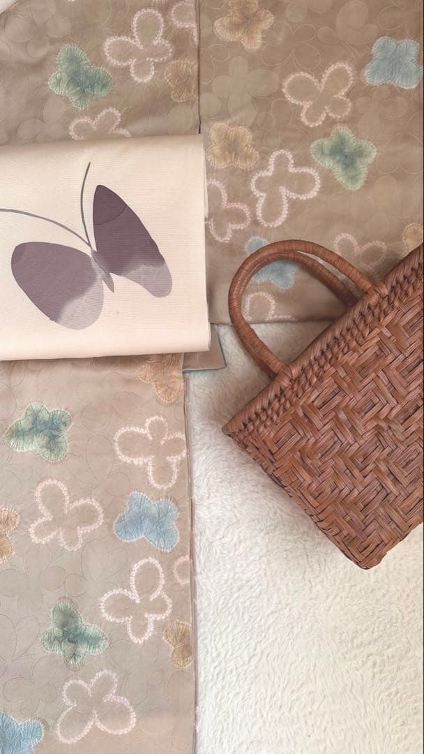 可愛いミルクティーにくすみ蝶々の小紋　正絹