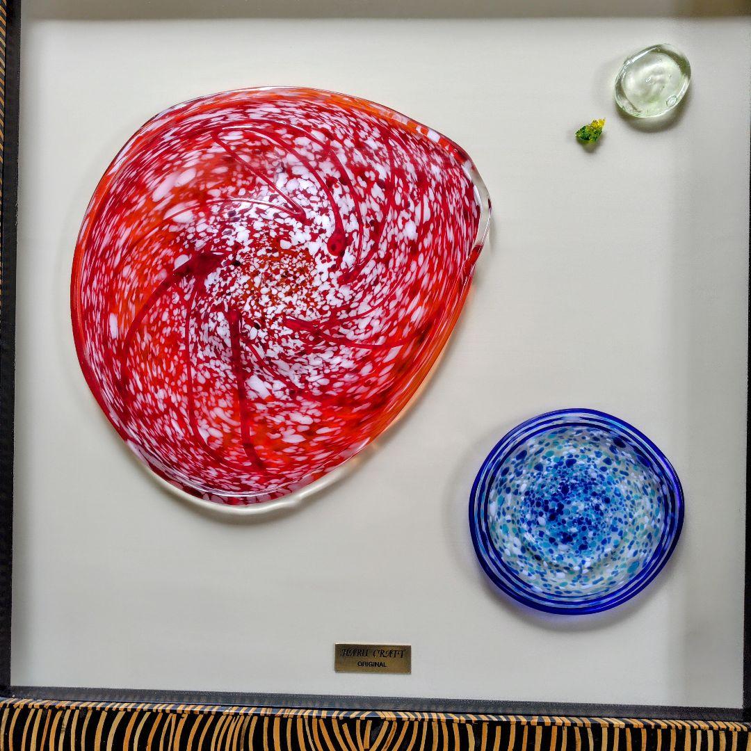 琉球ガラス 赤と青とグリーンの渦巻模様のガラスアート・屋我平尋作