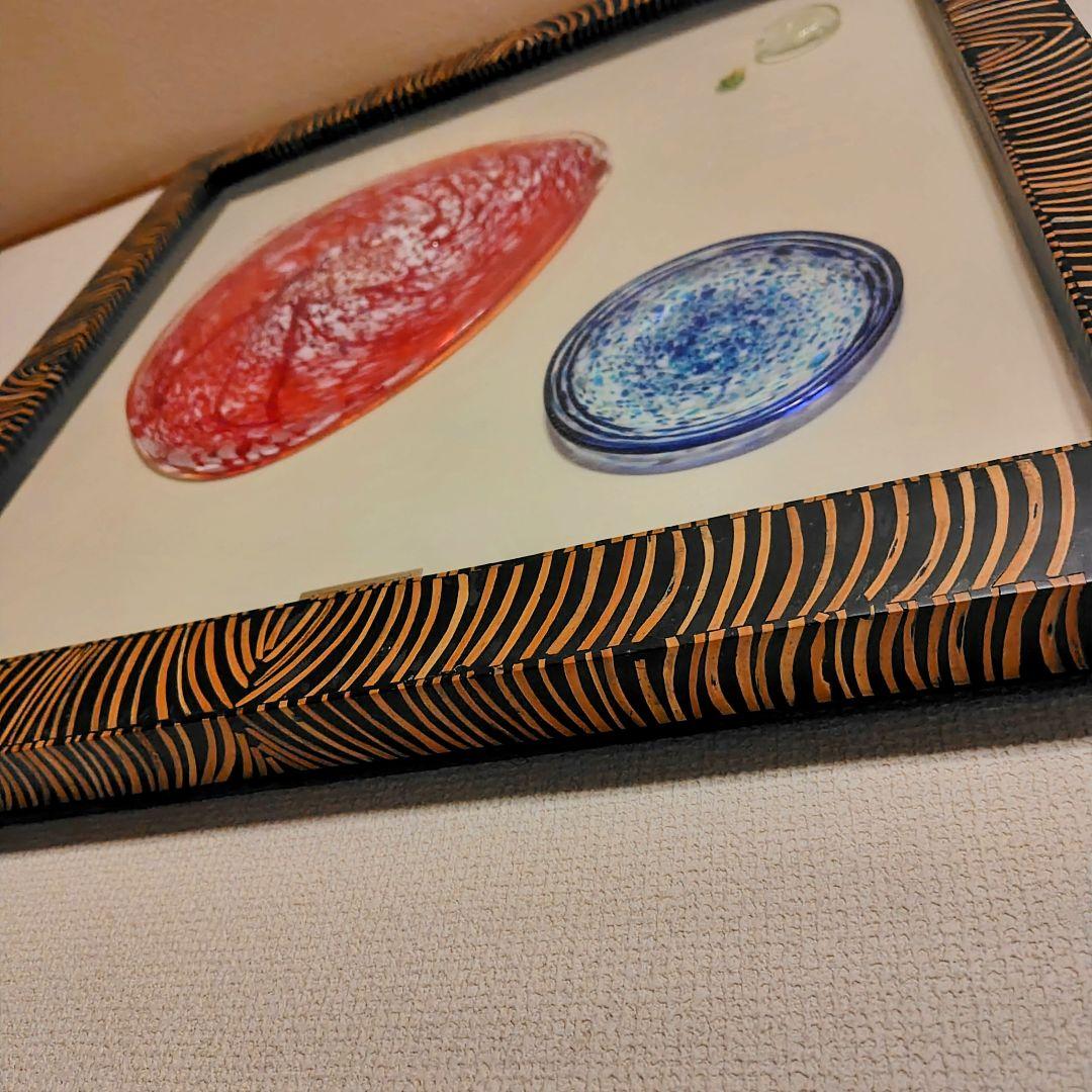 琉球ガラス 赤と青とグリーンの渦巻模様のガラスアート・屋我平尋作